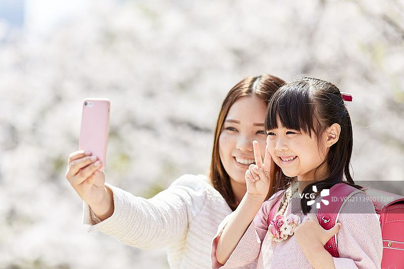 日本家长和孩子在入学典礼日图片素材