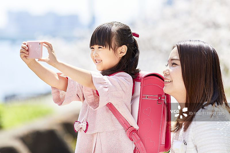 日本家长和孩子在入学典礼日图片素材