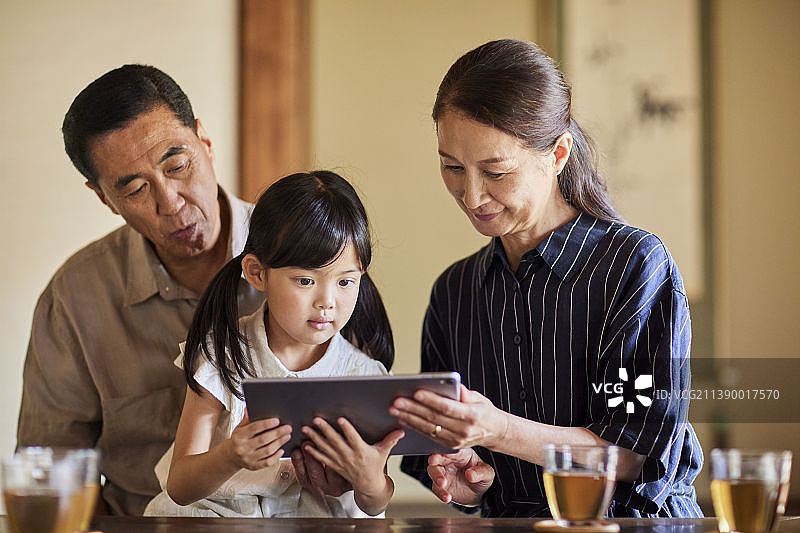 使用平板设备的日本祖父母和孙子图片素材