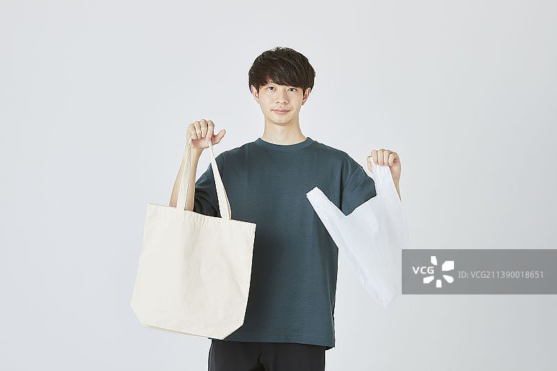 拿着包的日本男人图片素材