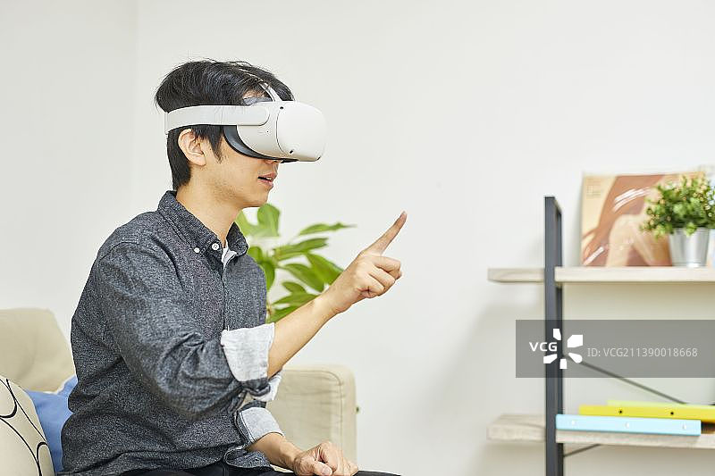 戴VR眼镜的男人图片素材