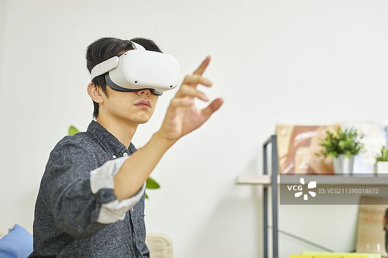 戴VR眼镜的男人图片素材