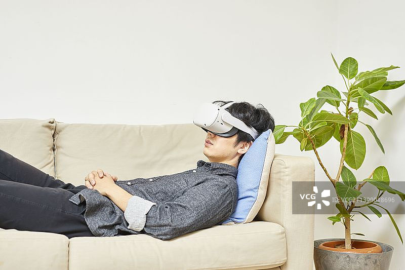 戴VR眼镜的男人图片素材