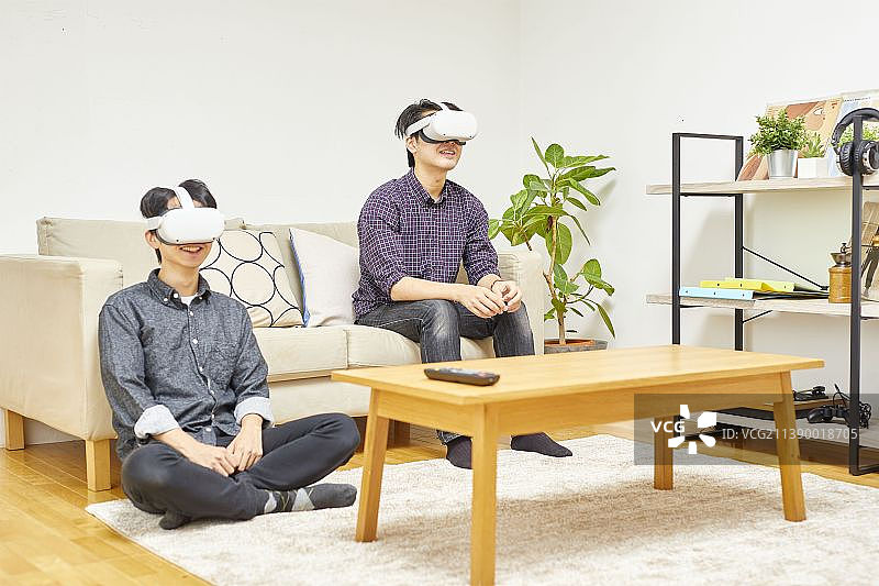 戴VR眼镜的日本男人图片素材