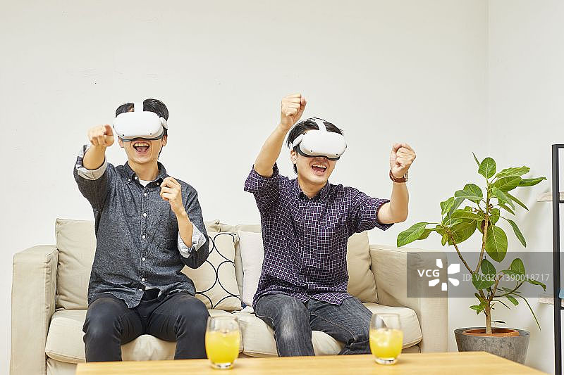 戴VR眼镜的日本男人图片素材