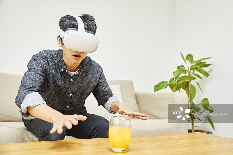 戴VR眼镜的男人图片素材