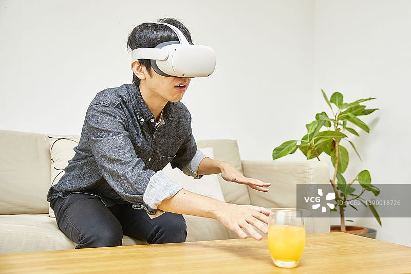 戴VR眼镜的男人图片素材