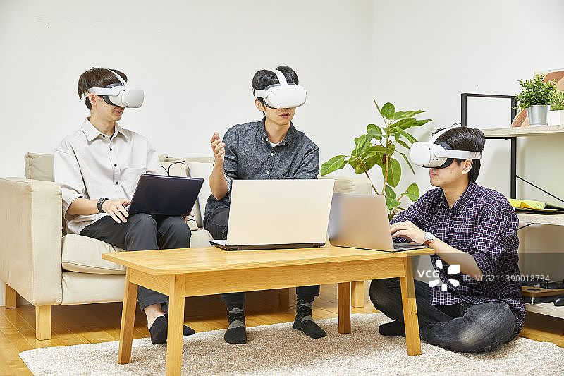 戴VR眼镜的日本男人图片素材