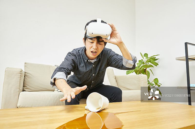 戴VR眼镜的男人图片素材