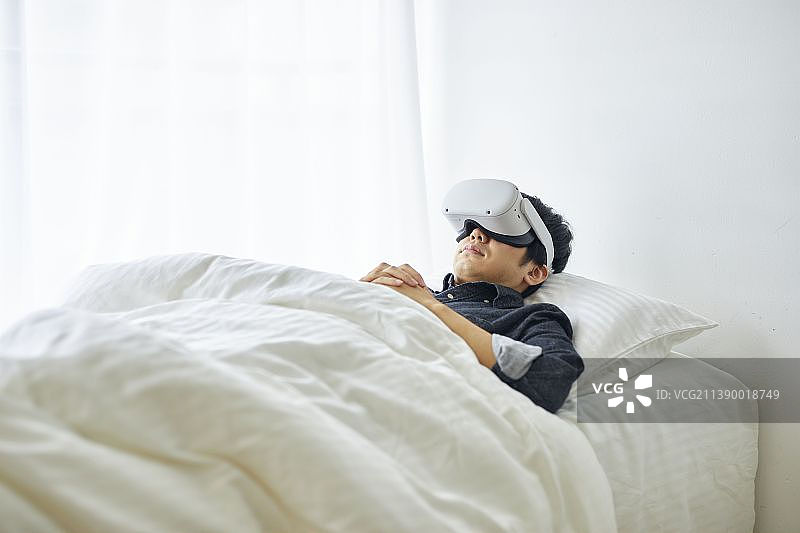 戴VR眼镜的男人图片素材