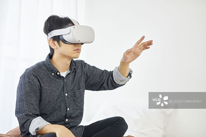 戴VR眼镜的男人图片素材