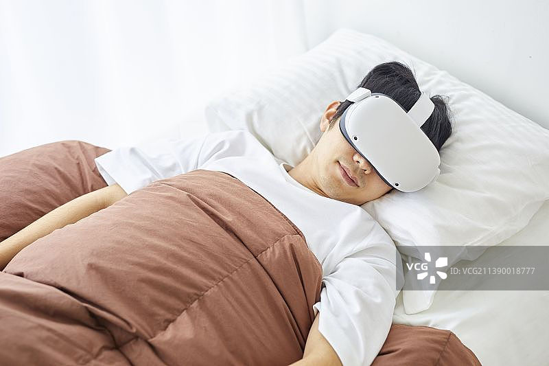 戴VR眼镜的日本男人图片素材