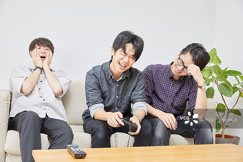 玩电子游戏的日本男人图片素材