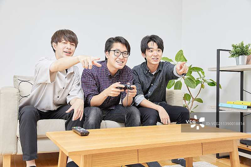 玩电子游戏的日本男人图片素材