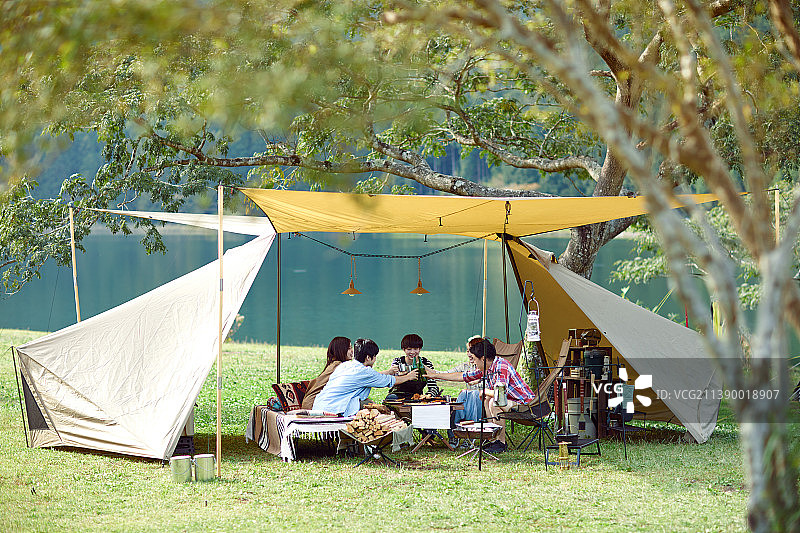 享受露营的年轻日本人图片素材