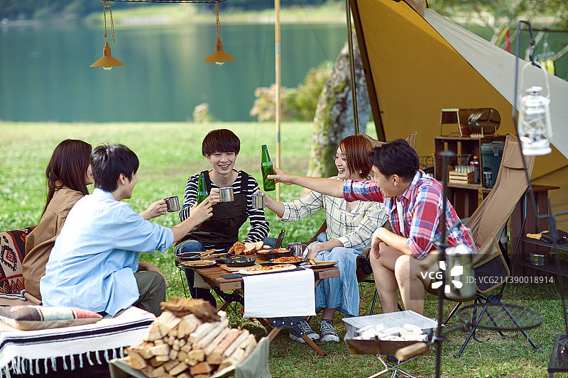 在露营地敬酒的日本年轻人图片素材