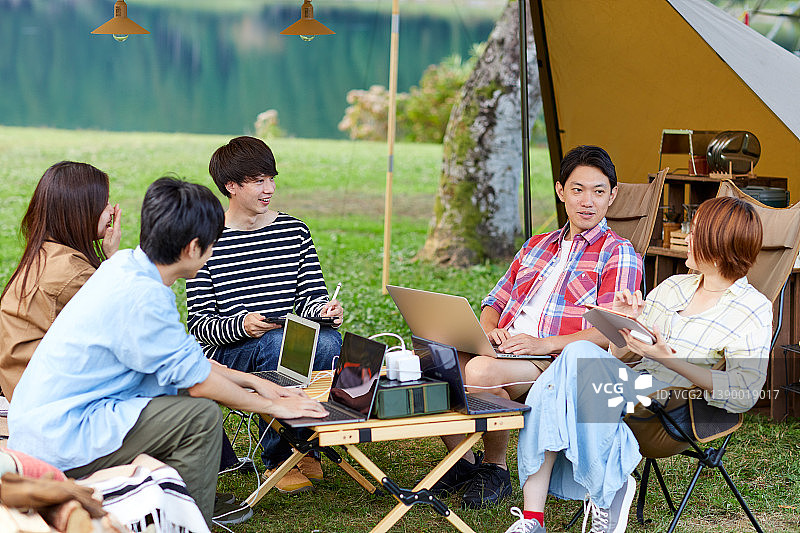 享受露营的年轻日本人图片素材