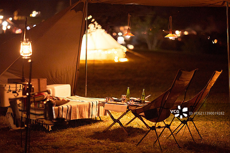 夜晚的豪华露营图片素材