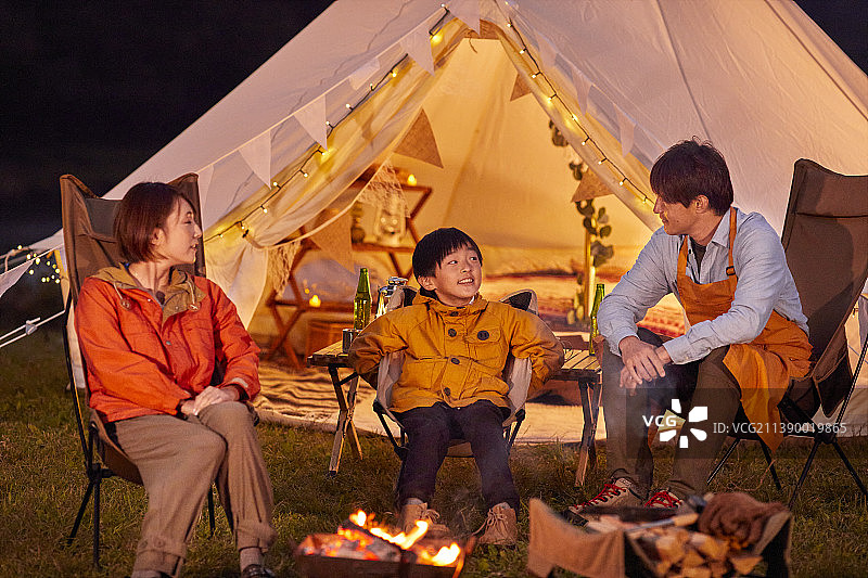 在篝火旁的日本家庭图片素材