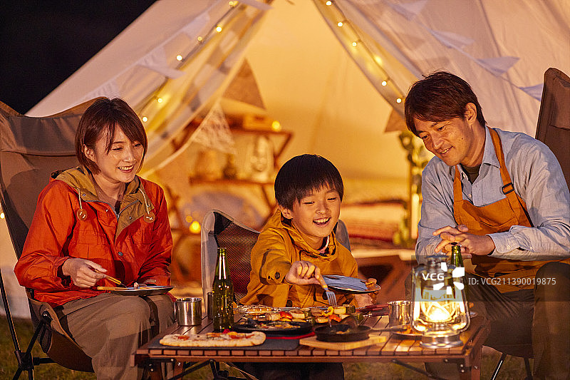 日式家庭露营用餐图片素材