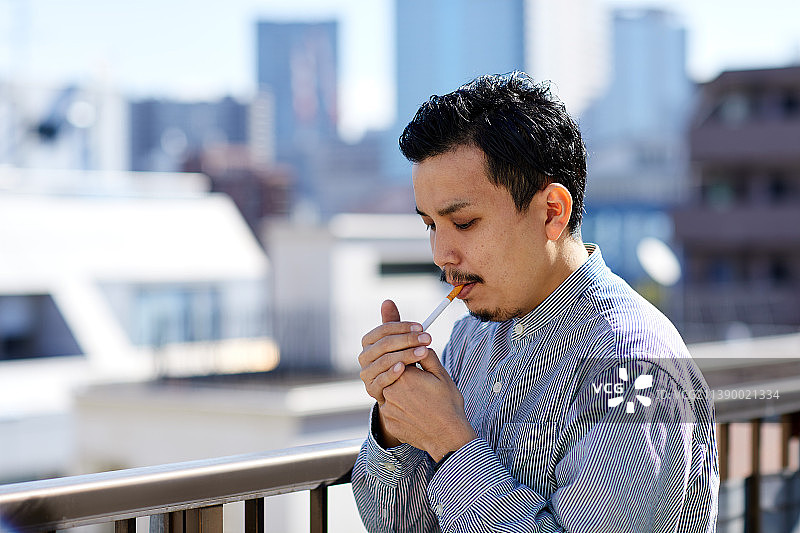 在室外吸烟的日本男人图片素材