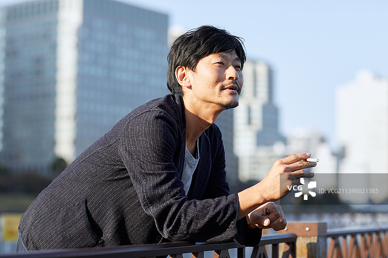 在室外吸烟的日本男人图片素材