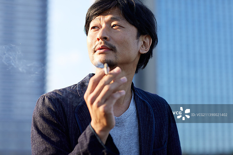 在室外吸烟的日本男人图片素材
