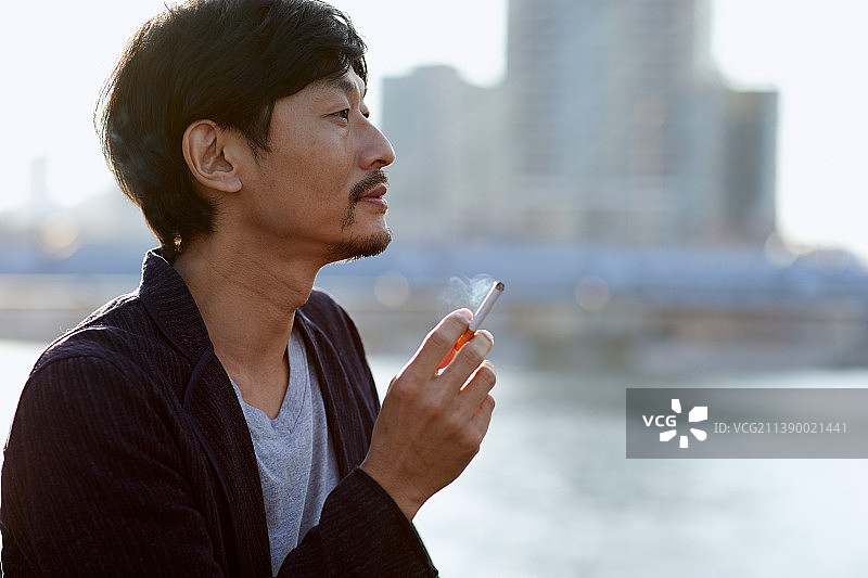 在室外吸烟的日本男人图片素材