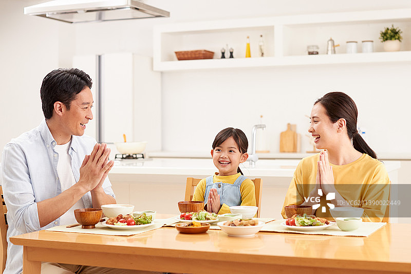 日式家庭聚餐图片素材