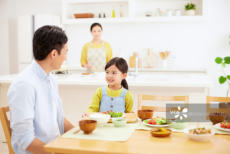 日式家庭在家用餐场景图片素材