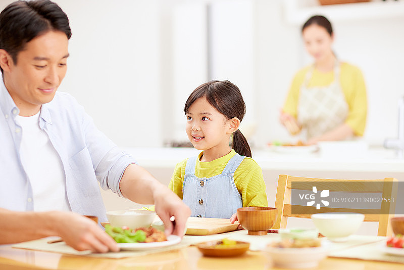 日式家庭在家用餐场景图片素材