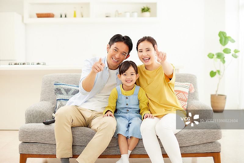 居家团聚的日本家庭图片素材