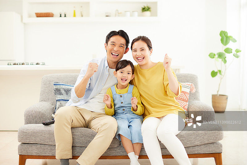 居家团聚的日本家庭图片素材