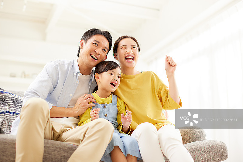 居家团聚的日本家庭图片素材