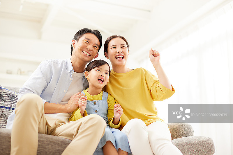 居家团聚的日本家庭图片素材