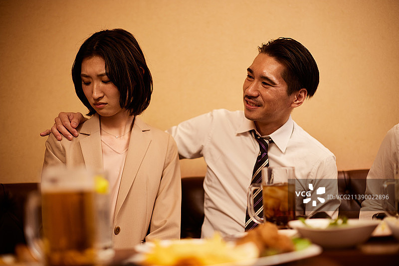 日本商人在卡拉OK喝酒图片素材