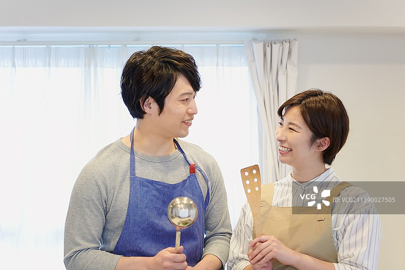 居家日本夫妇图片素材