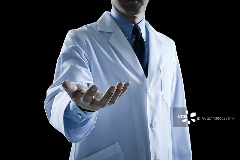 黑色背景下的医生图片素材