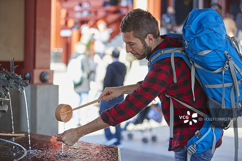 在日本东京观光的白人男人图片素材