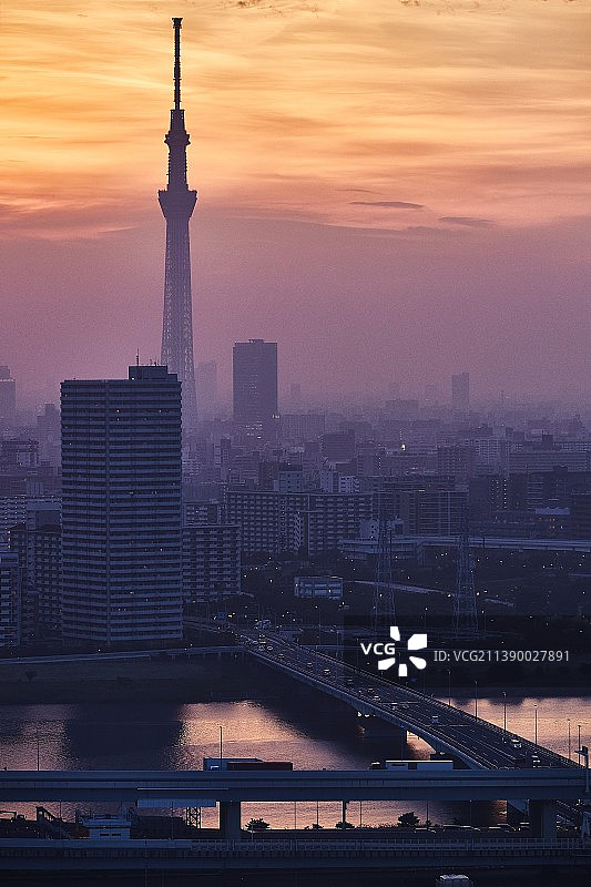 戏剧化的东京城市景观图片素材