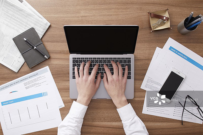 在家工作的日本男人图片素材