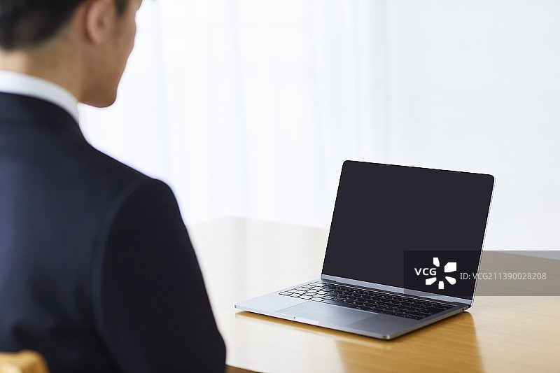 在家工作的日本男人图片素材