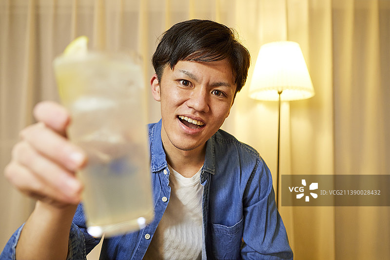 在家远程饮酒的日本男人图片素材