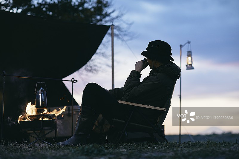 日本男人独自露营图片素材