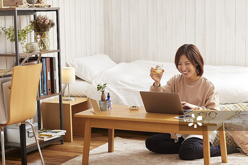 日本女人居家远程饮酒图片素材