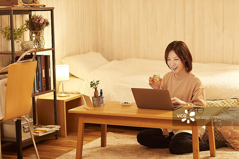 日本女人居家远程饮酒图片素材