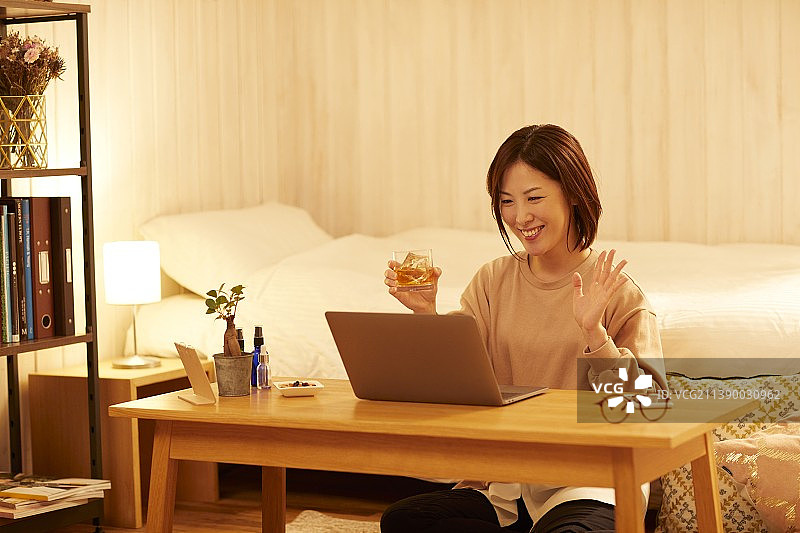 日本女人居家远程饮酒图片素材