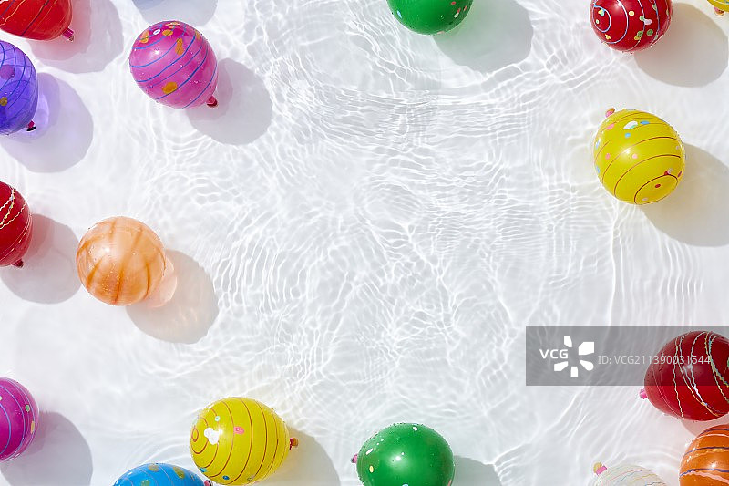 在泳池边玩溜溜球图片素材