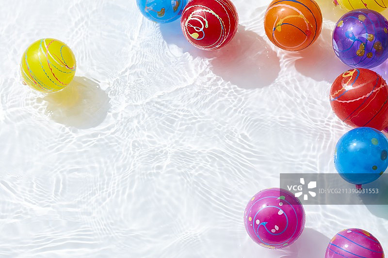 在泳池边玩溜溜球图片素材