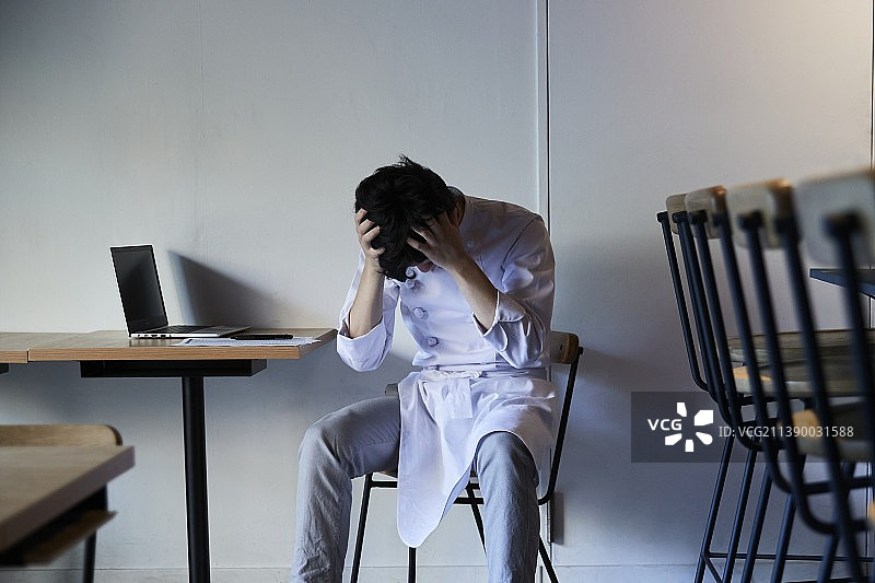 在他的餐厅里沮丧的日本厨师图片素材